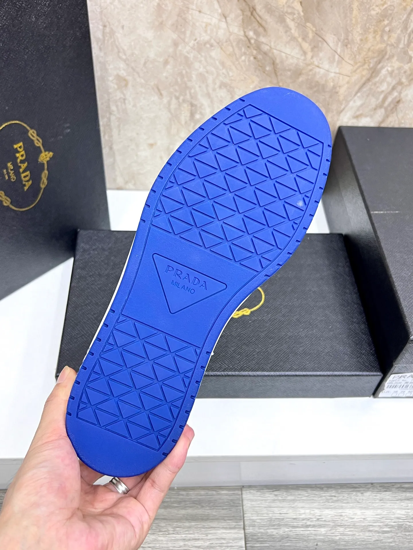 💰620 Prada classic men’s lace-up casual shoes｜Imported cowhide upper｜Layered stitching design on the upper Lightweight and breathable｜Soft and comfortable｜PRADA letters on the side｜Distinctive sporty style Showing the brand style｜Lightweight embossed rubber sole｜With cowhide foot pad lining｜Excellent foot feel Fashionable and elegant｜Size: 38-44 (customized at 45)